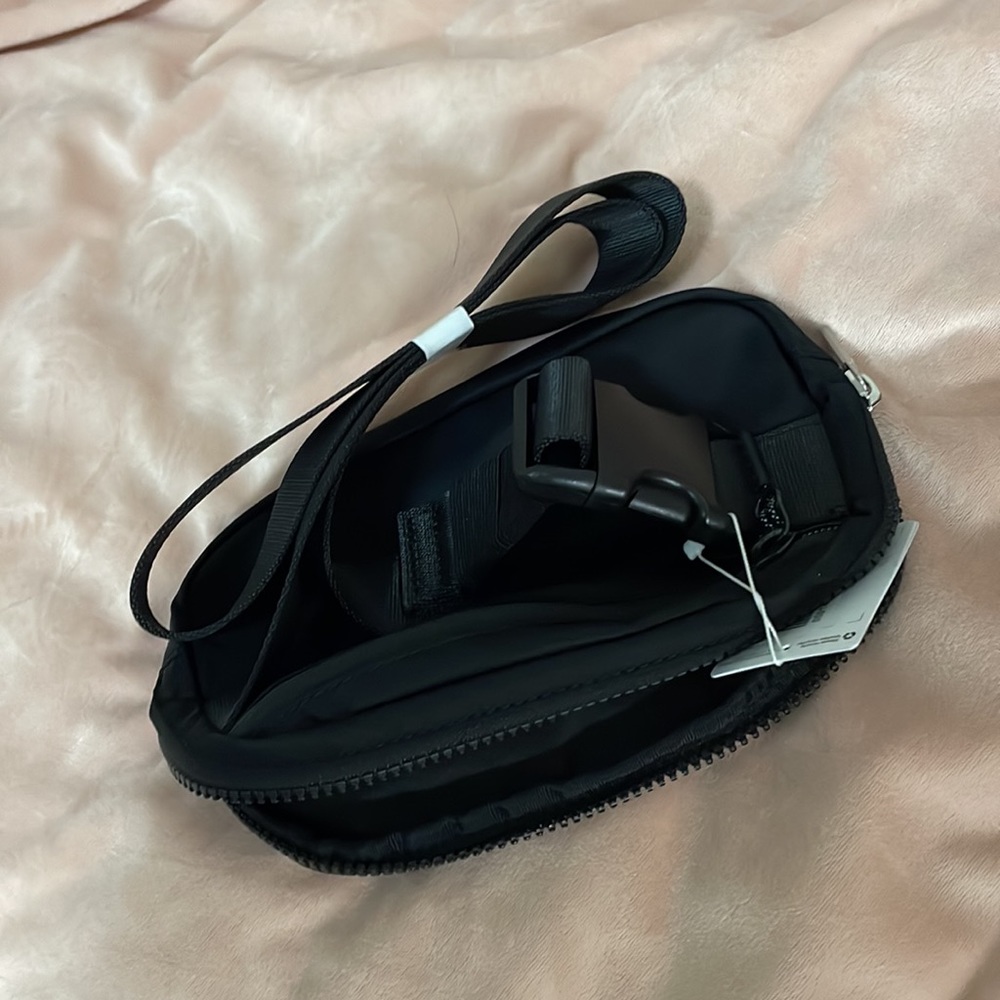Lululemon Everywhere Belt Bag - Black - NWT🌈 - Picture 7 of 8